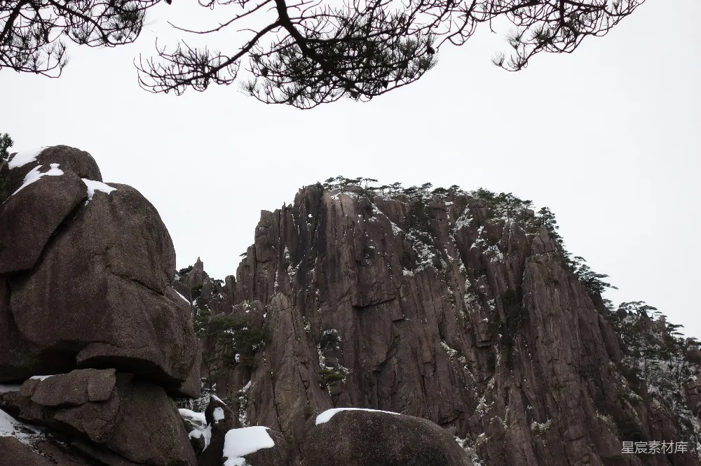 高清摄影  雪山山脉，岩石与树木。