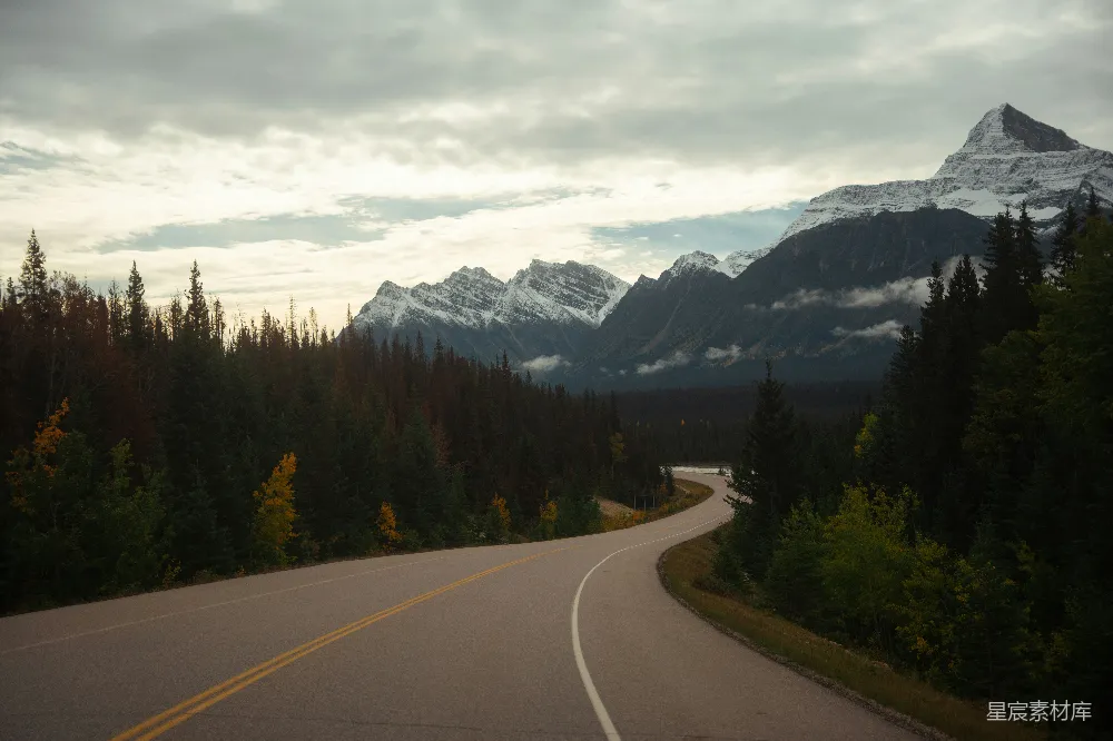 高清摄影 旅行 一条弯曲的道路，背景中有山。