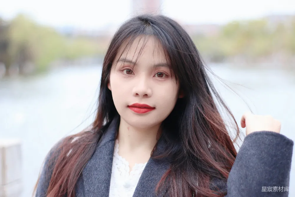 高清摄影  一个年轻女子摆姿势拍照。