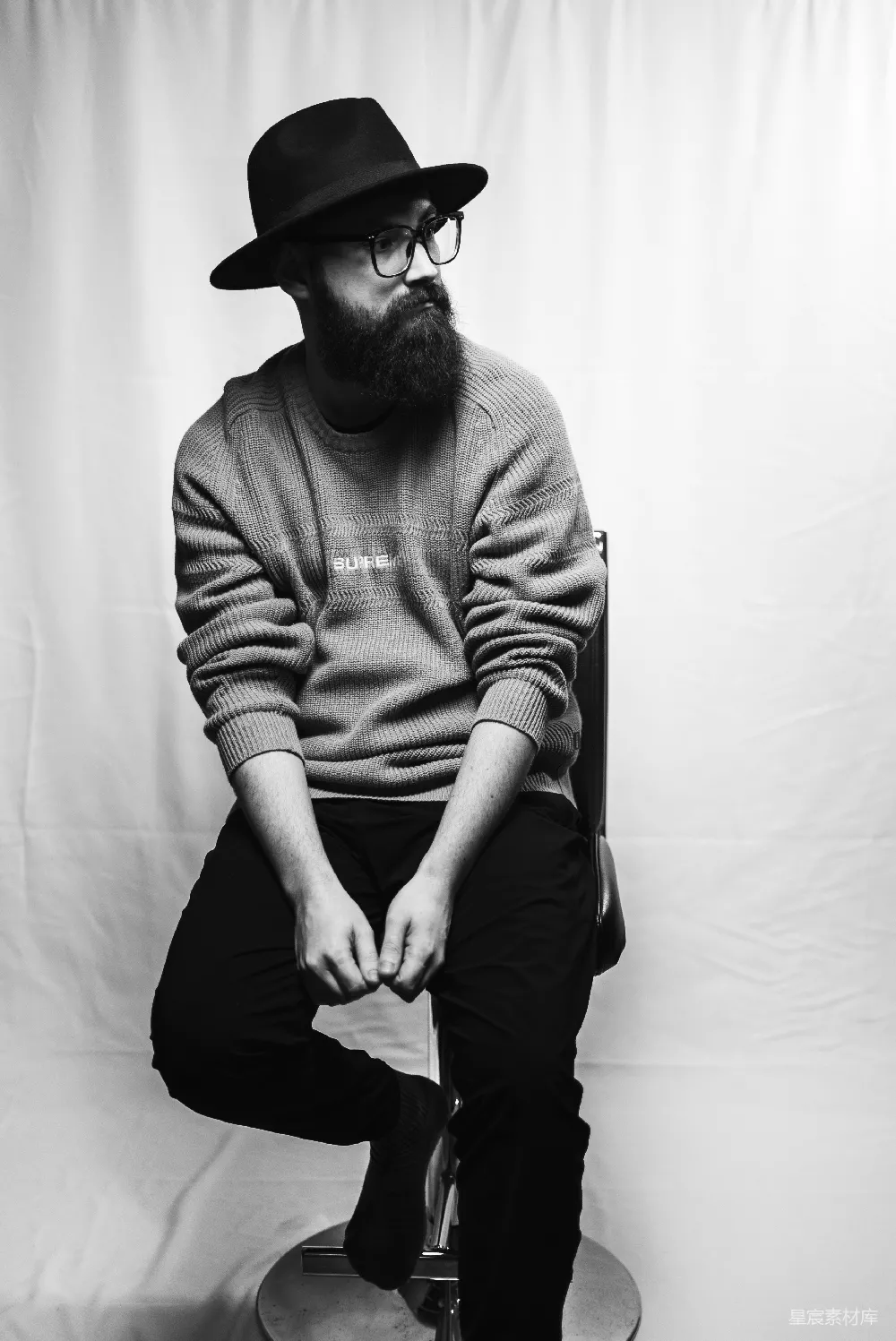 高清摄影  留着胡子的男人坐在椅子上