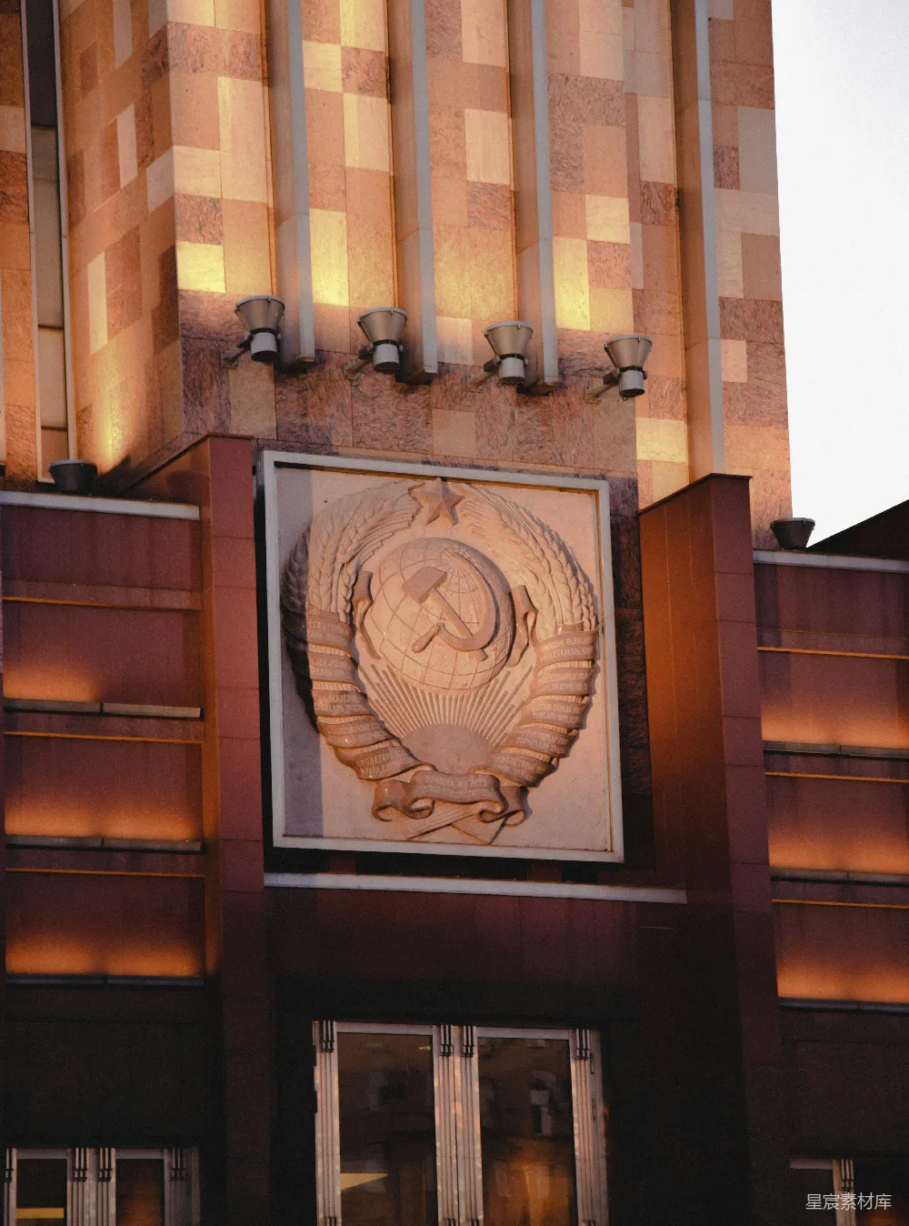 高清摄影  苏联徽章在建筑物外墙上