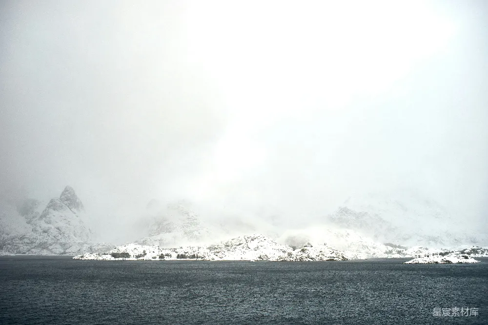 高清摄影 旅行 自然 覆盖着积雪的山脉在黑暗的水域上笼罩着薄雾