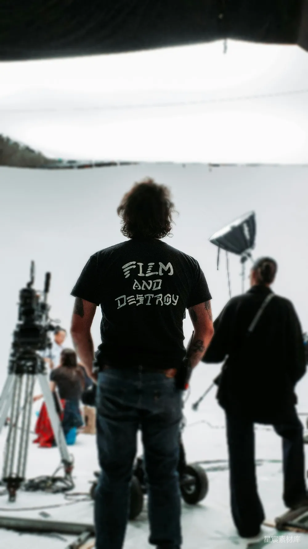 高清摄影  一名导演站在拍摄现场，胸前的衬衫上写着“film and destroy”。