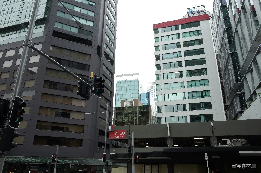 高清摄影  高楼大厦矗立在城市街道上。