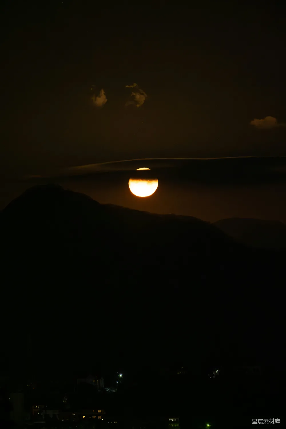 高清摄影  夕阳西下，笼罩在山脉之上
