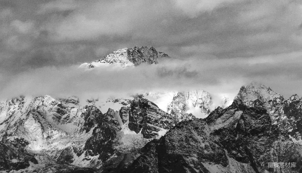 高清摄影 壁纸 自然 旅行 一张黑白照片，描绘了一座山脉的景象。
