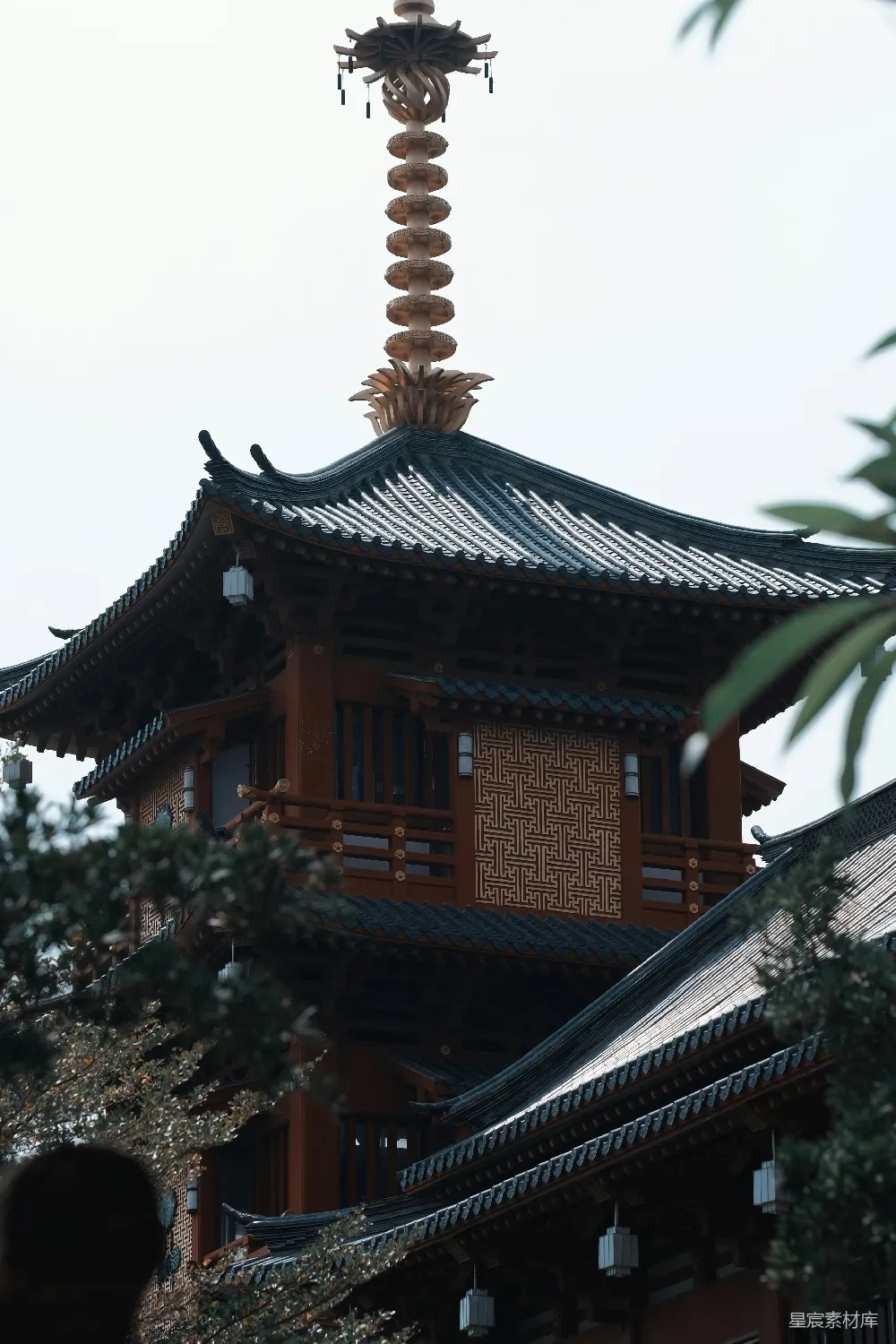 高清摄影  一座高塔，塔顶上有一个钟表