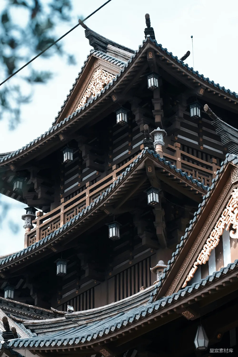 高清摄影  一座高大的建筑物，顶端有一个钟表。