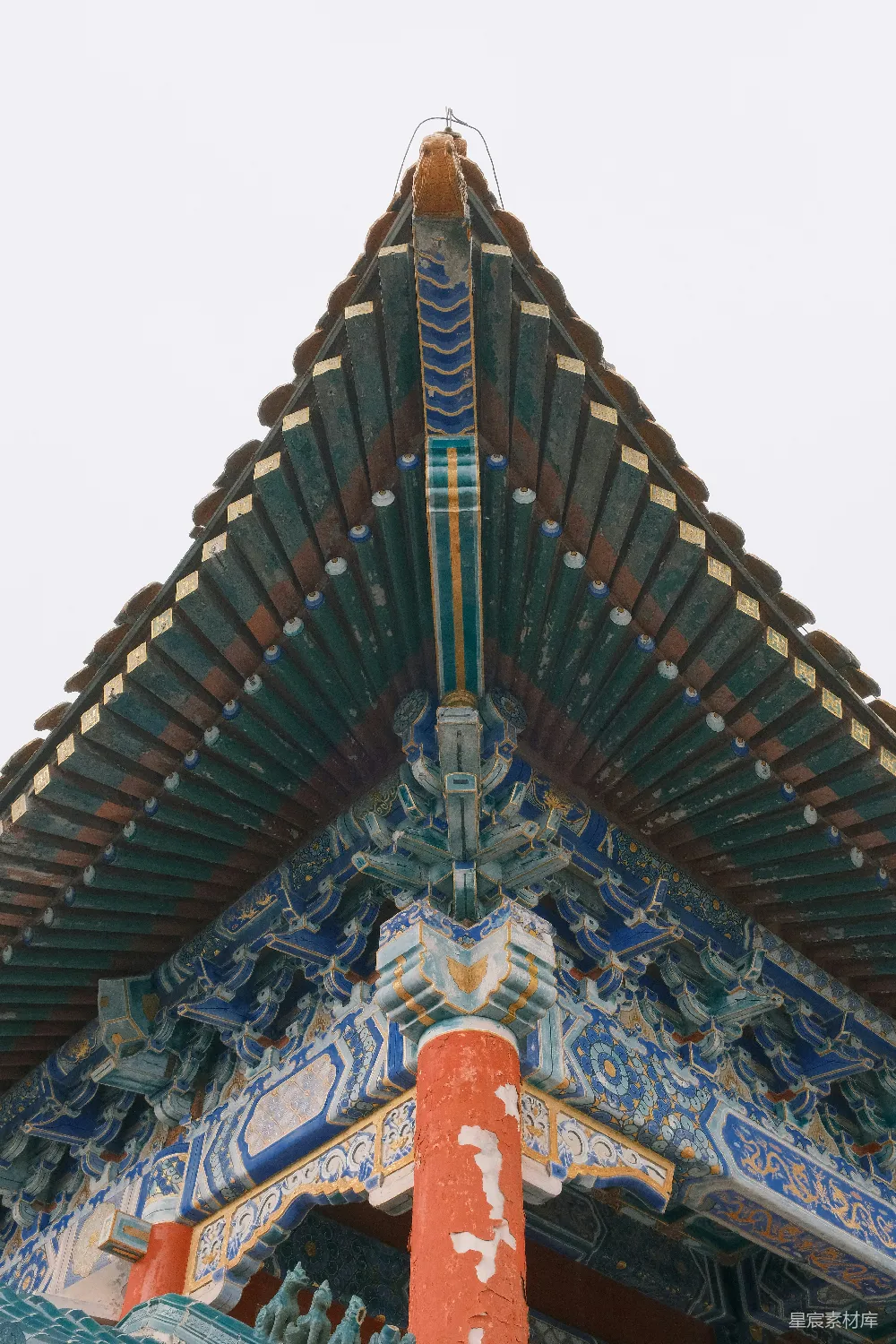 高清摄影  一幢建筑物的特写，背景是蓝天。