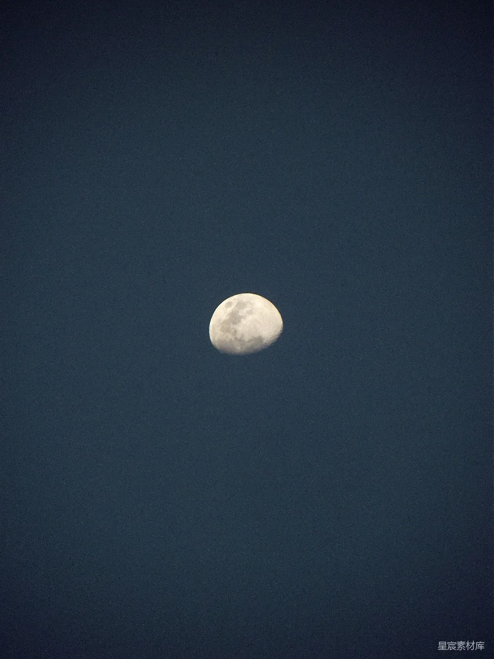 高清摄影  一轮满月挂在深蓝色的夜空中