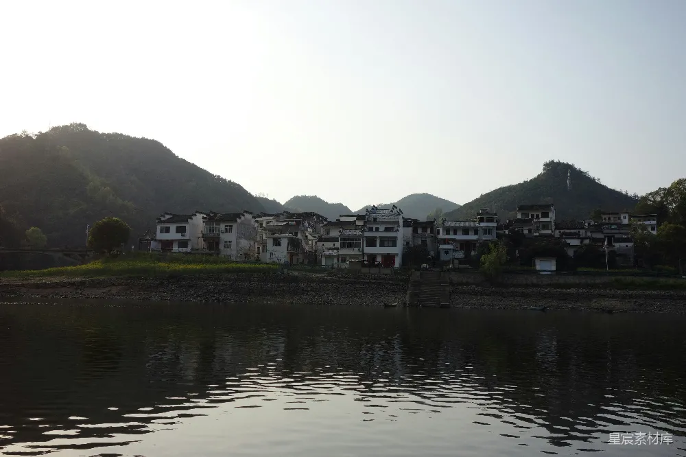 高清摄影  湖边和山间的农舍。