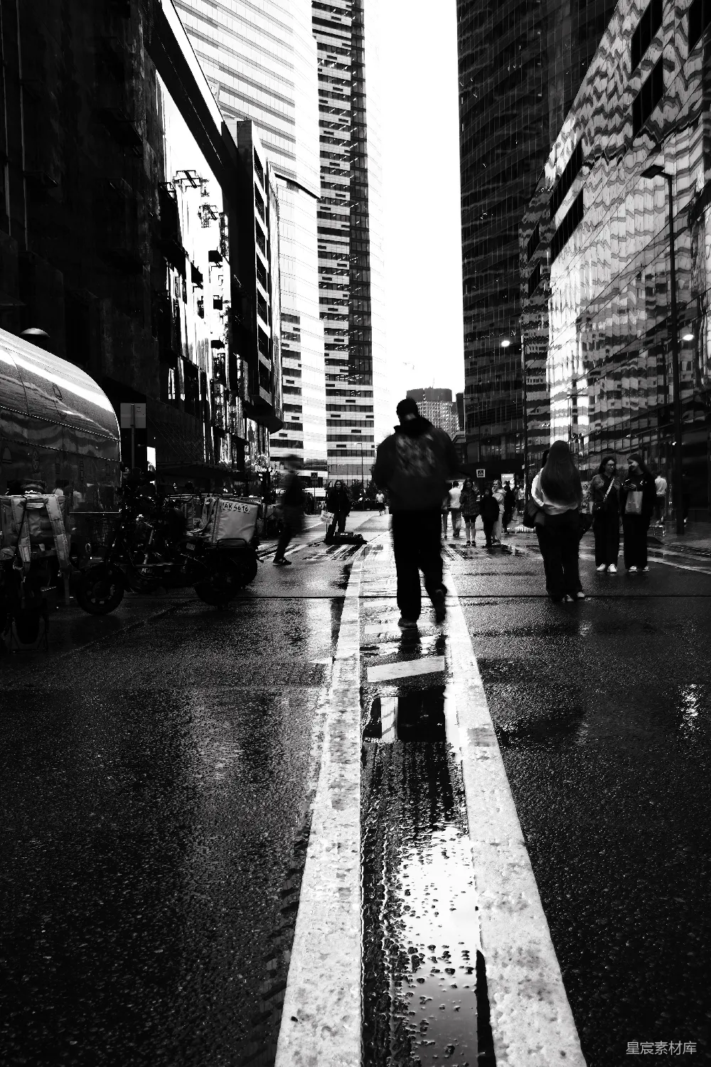 高清摄影  一个人走在城市的一条街上。