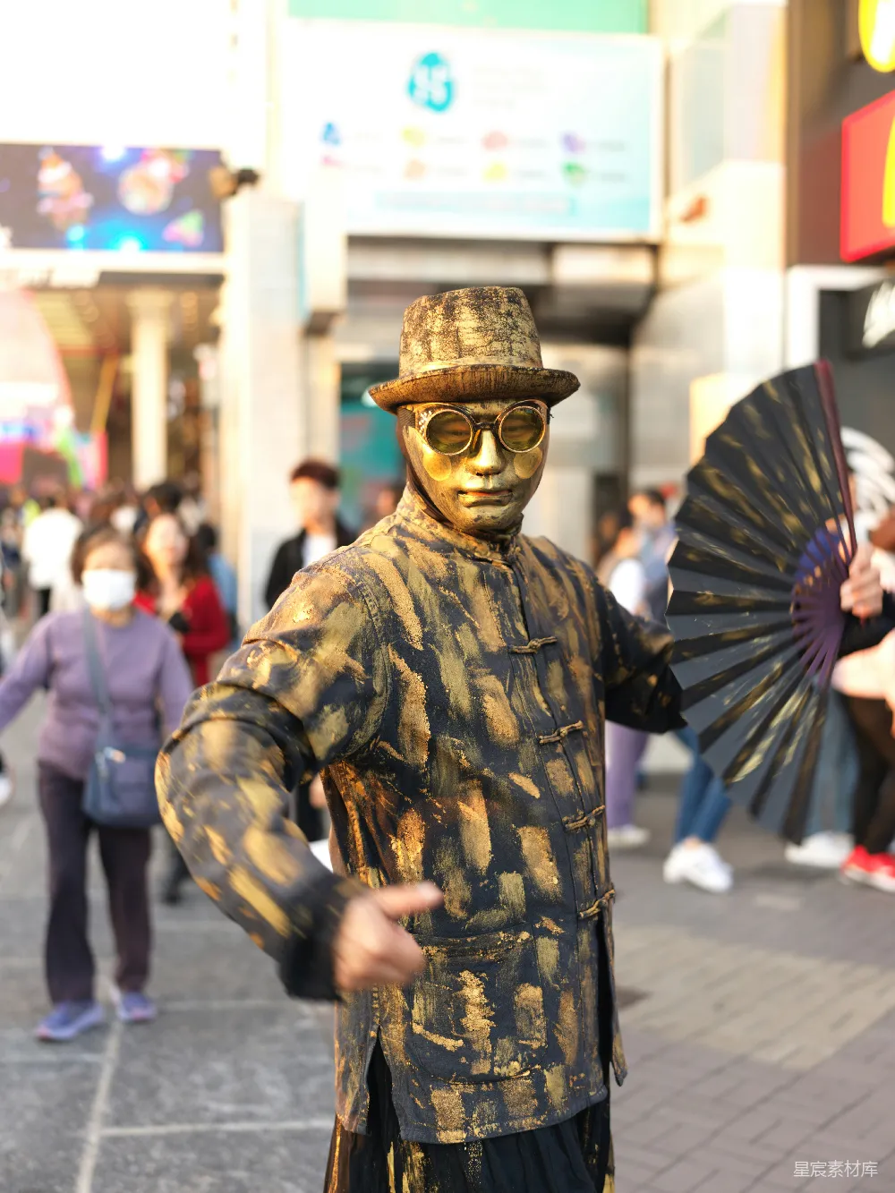 高清摄影 人物 一个穿着戏服、打着伞的男人