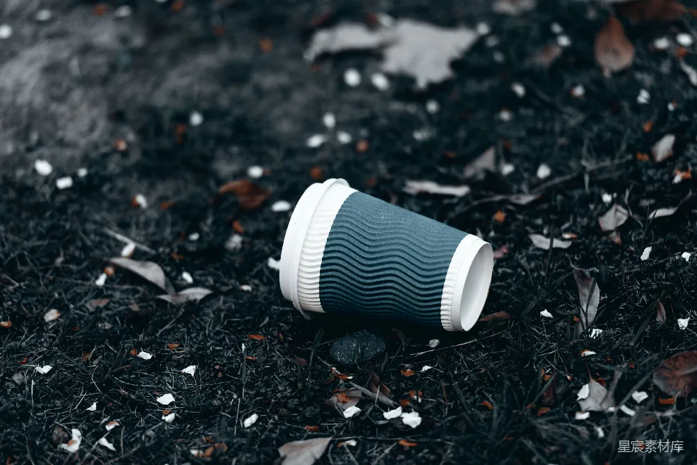 高清摄影  地上丢弃的咖啡杯。