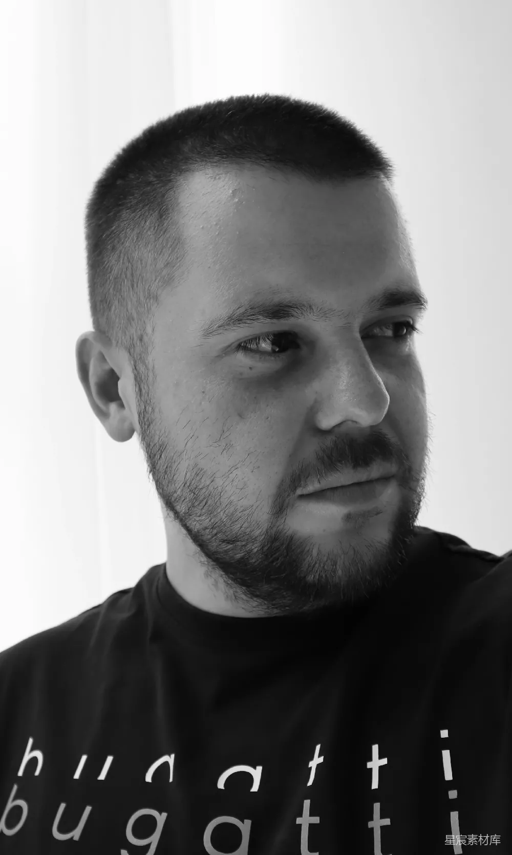 高清摄影  留着胡子穿黑色衬衫的男人