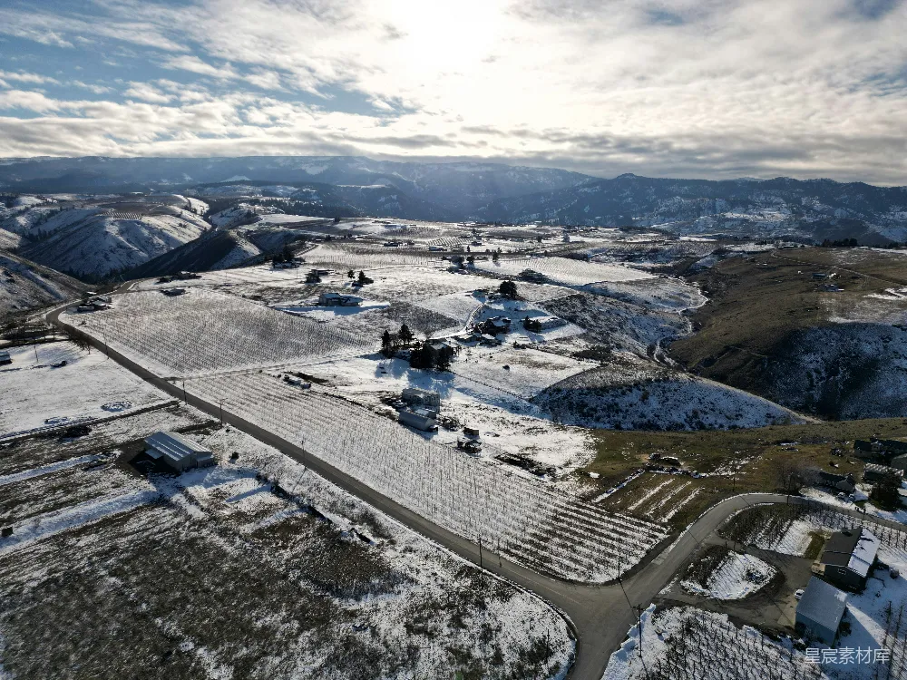 高清摄影  一个被雪覆盖的景观的空中俯瞰图