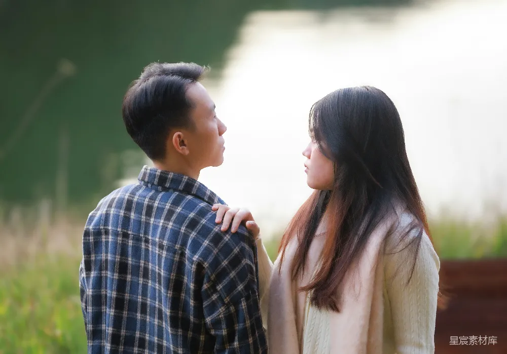 高清摄影  一对夫妇站在一处水边。