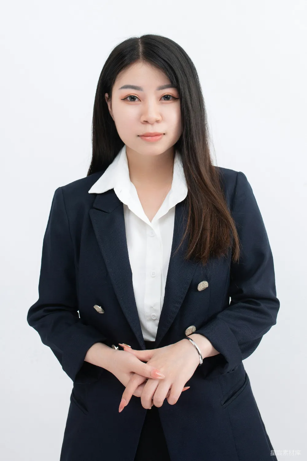 高清摄影  一位穿着职业装的女士在摆姿势拍照。