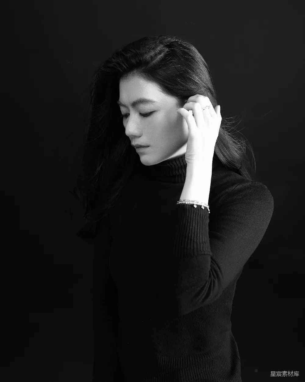 高清摄影  一个女人用手托着头。