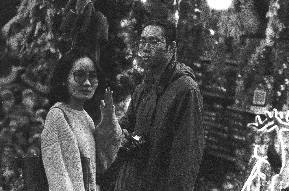 高清摄影  一对男女站在圣诞树前