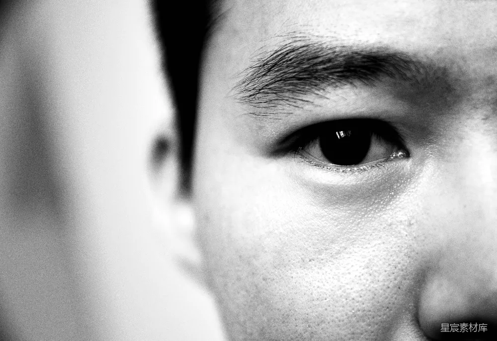 高清摄影 人物 黑白特写肖像，展示某人的眼睛。