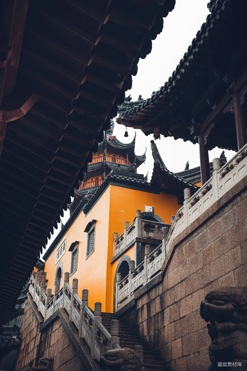高清摄影  传统的中国寺庙，建筑华丽，有台阶。