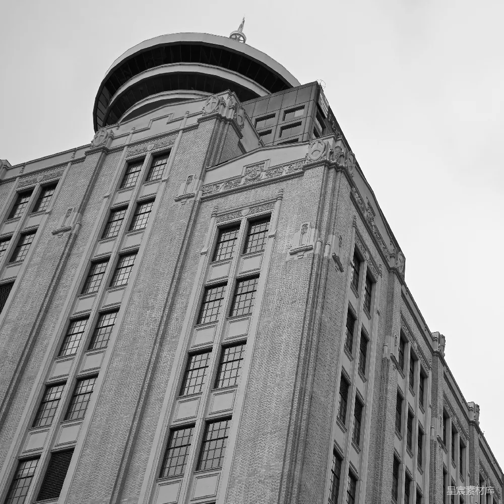 高清摄影  一张黑白照片，展示了一座高大的建筑物。