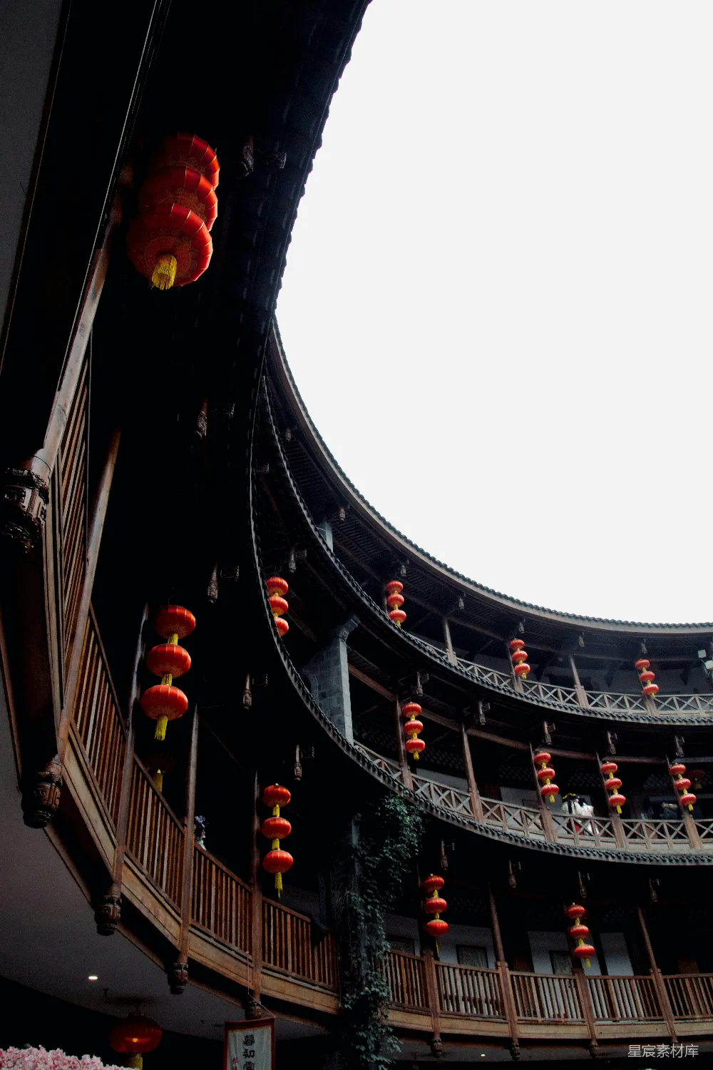高清摄影 旅行 一座建筑物上有一个圆形窗户，窗户上挂着灯笼。