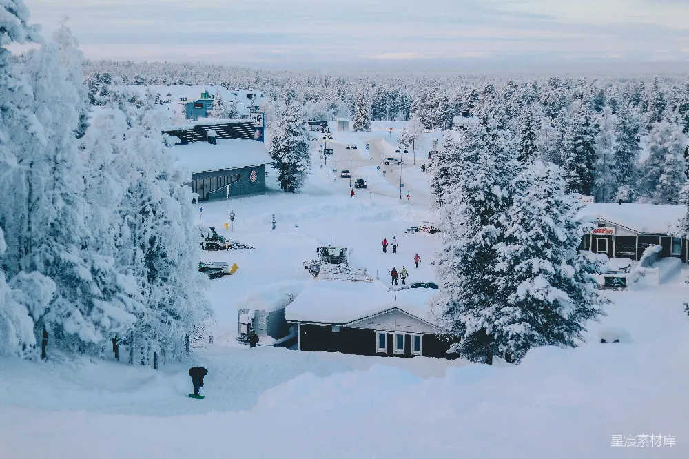 高清摄影  树和山被雪覆盖的附近房屋