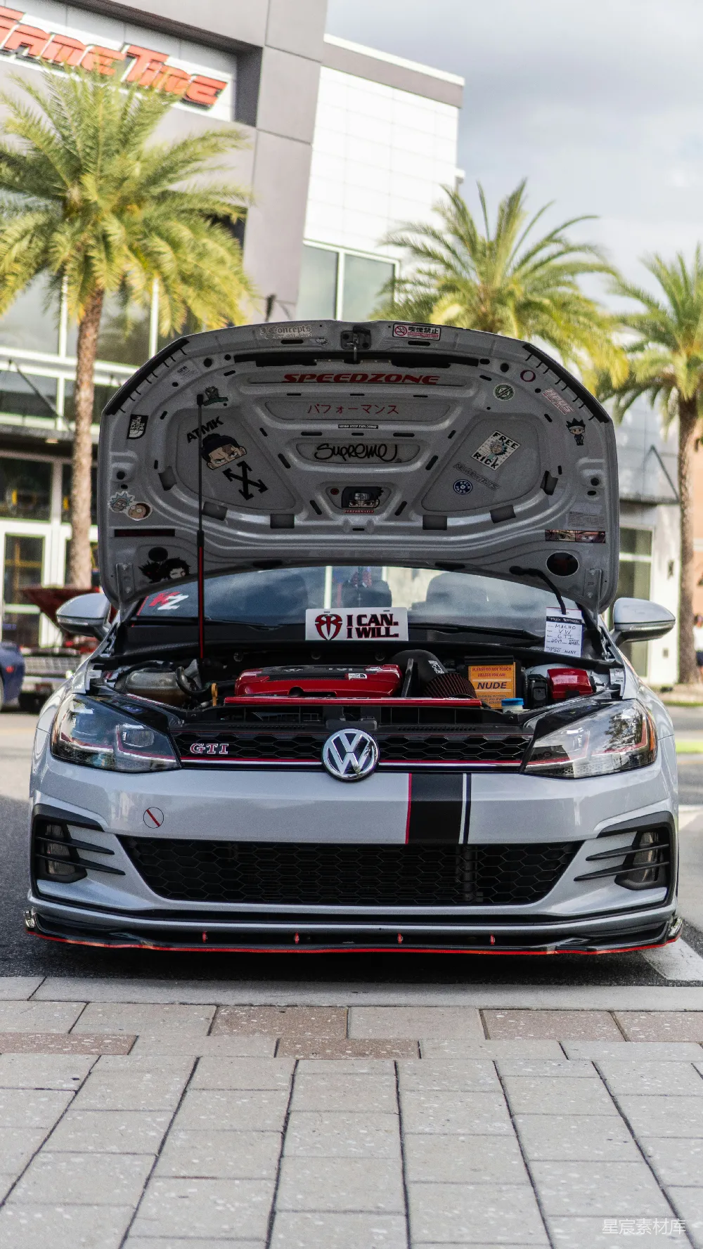 高清摄影  一辆打开引擎盖的大众高尔夫GTI。