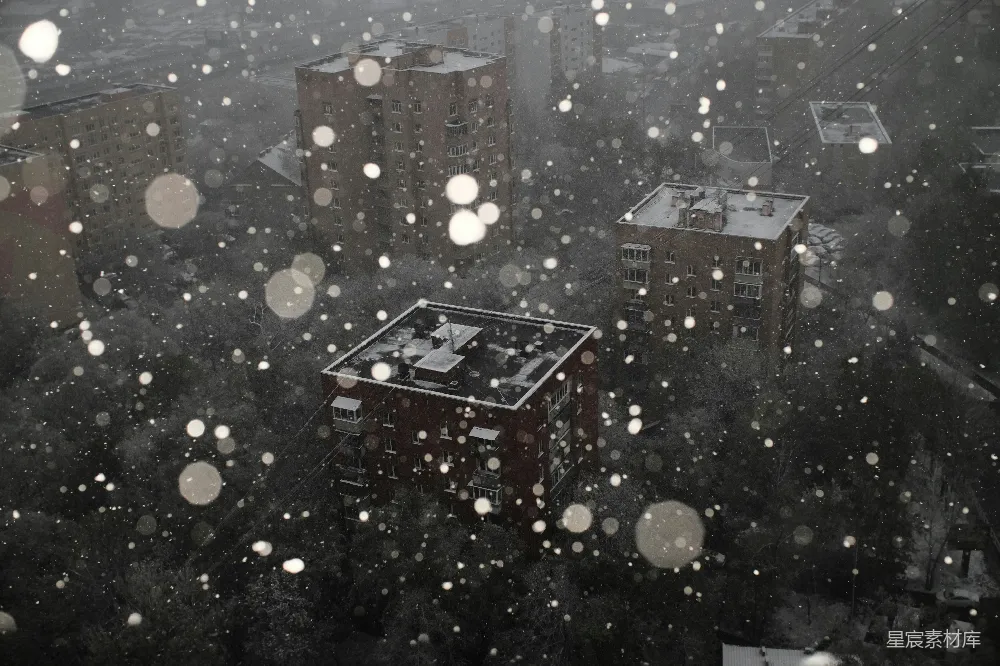 高清摄影  一座被雪覆盖的城市景观，有建筑物和摩天大楼。
