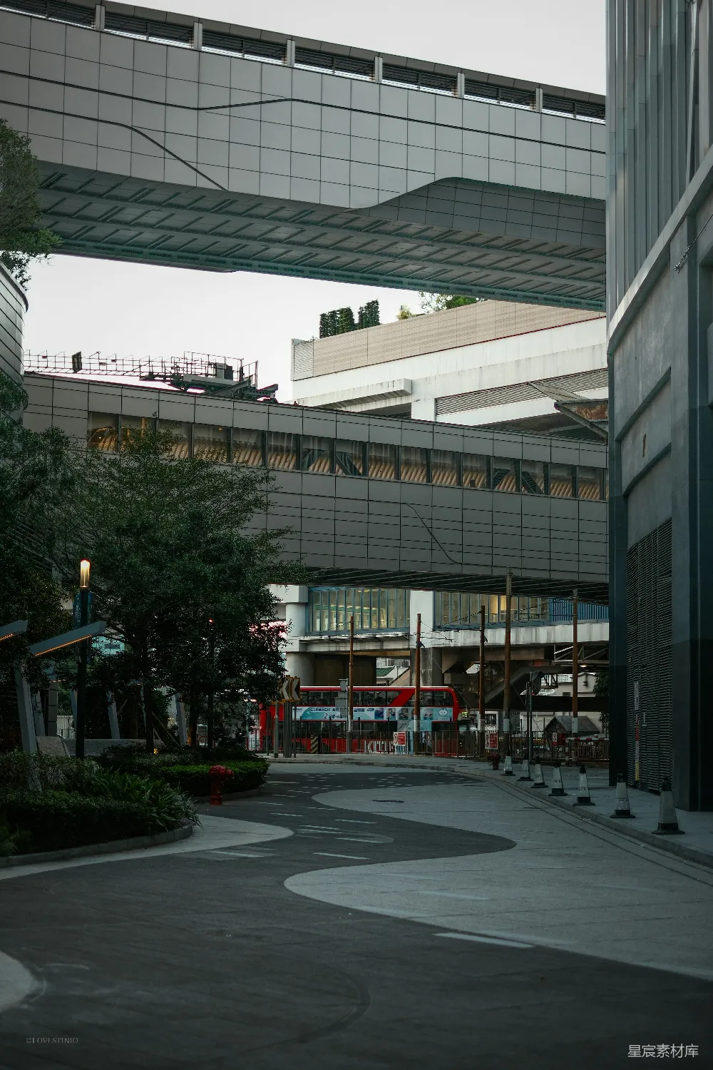 高清摄影  一座城市街道上有一座桥