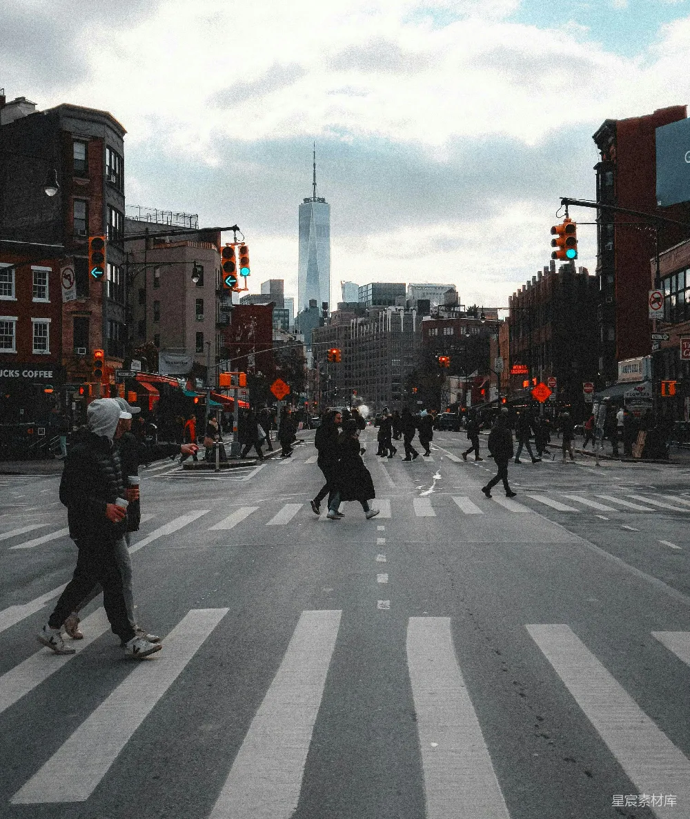 高清摄影  一群人正穿过马路