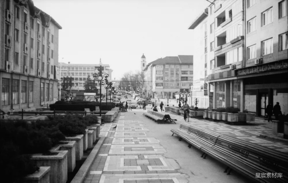 高清摄影  一张黑白照片，展示了一条城市街道。