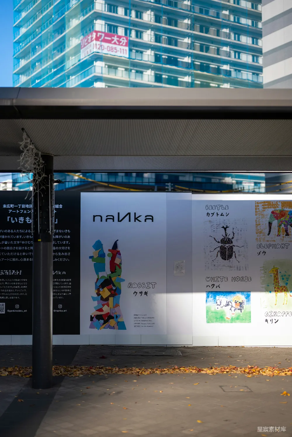 高清摄影  一个公交车站，背景中有一座大建筑物。