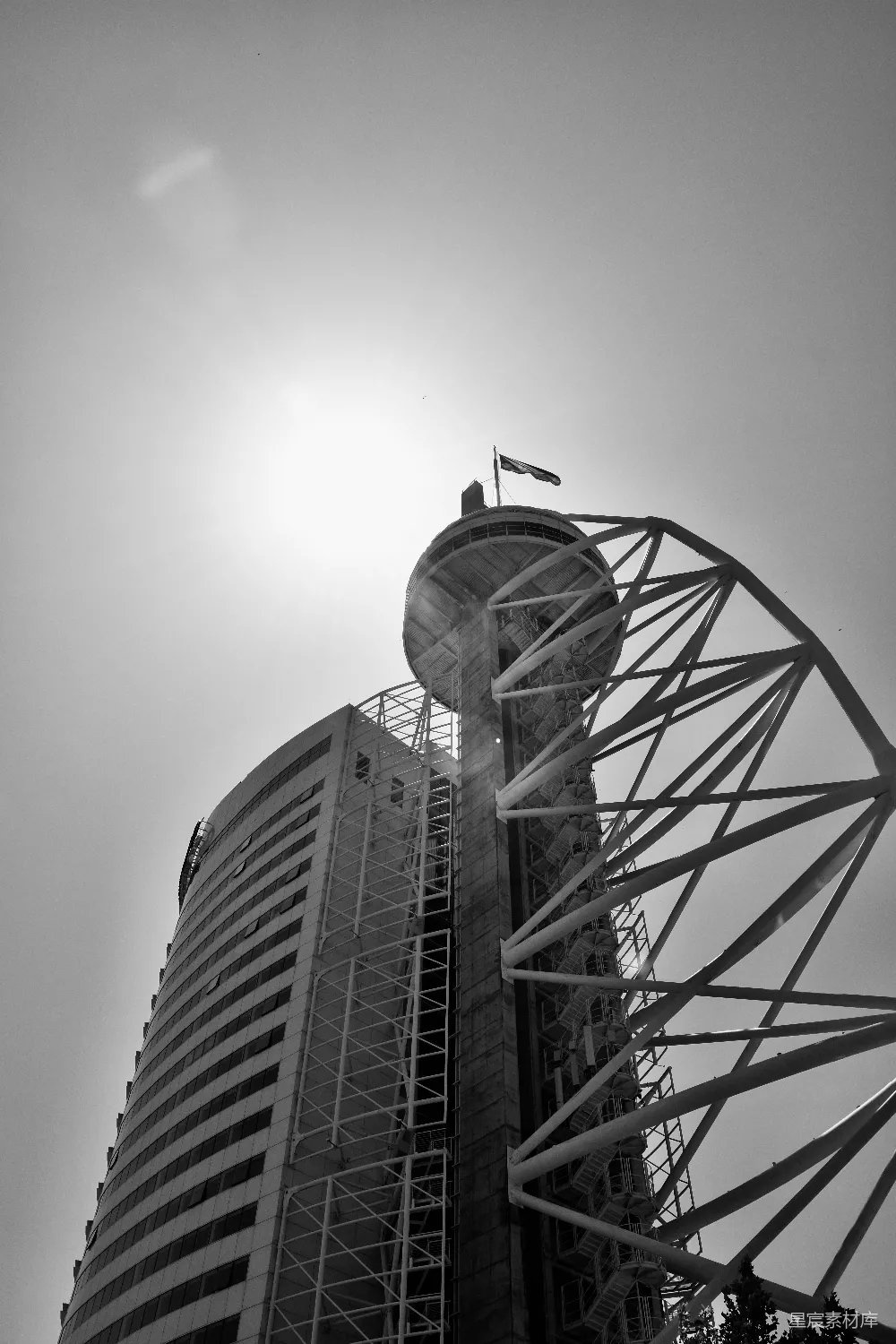 高清摄影  一座高大的建筑矗立在明亮的阳光下。