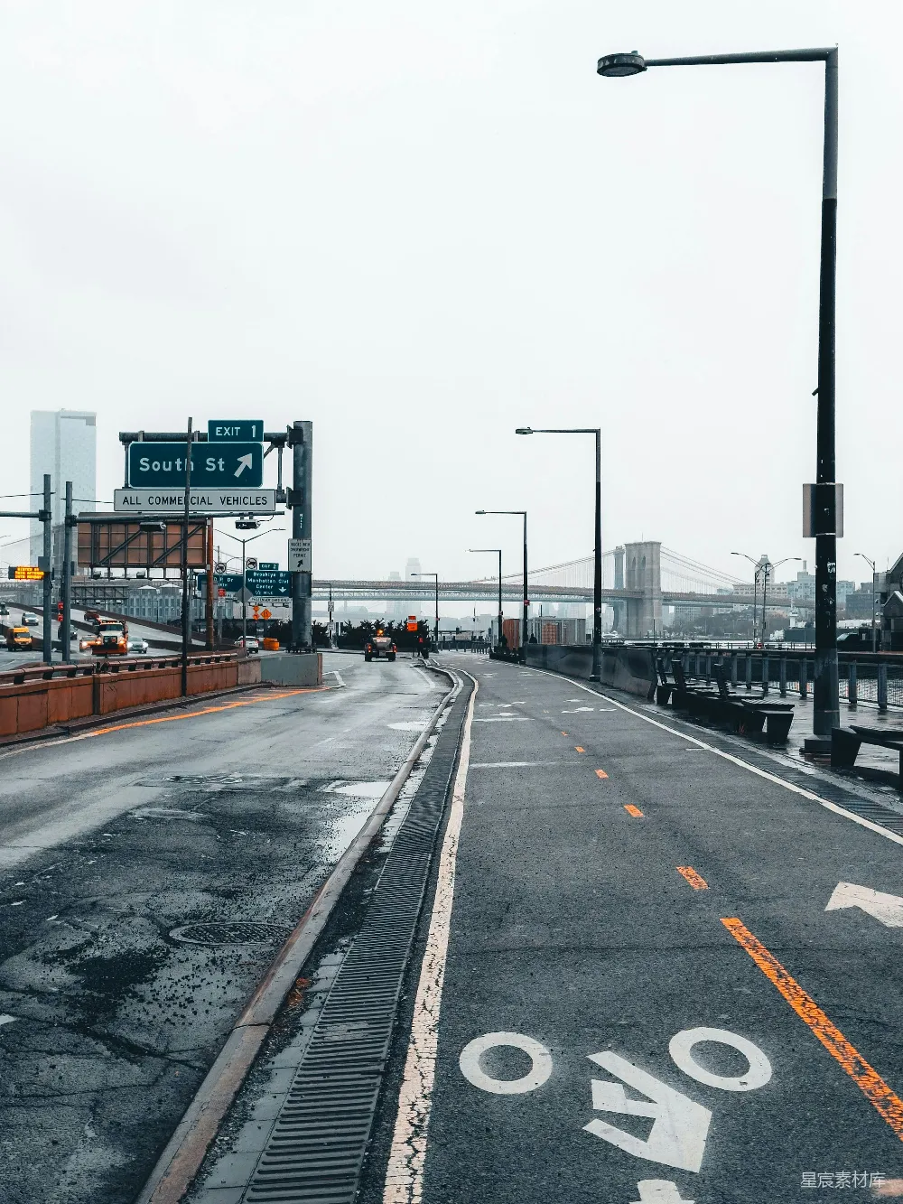 高清摄影  一条空无一人的街道，街边有一个标志。