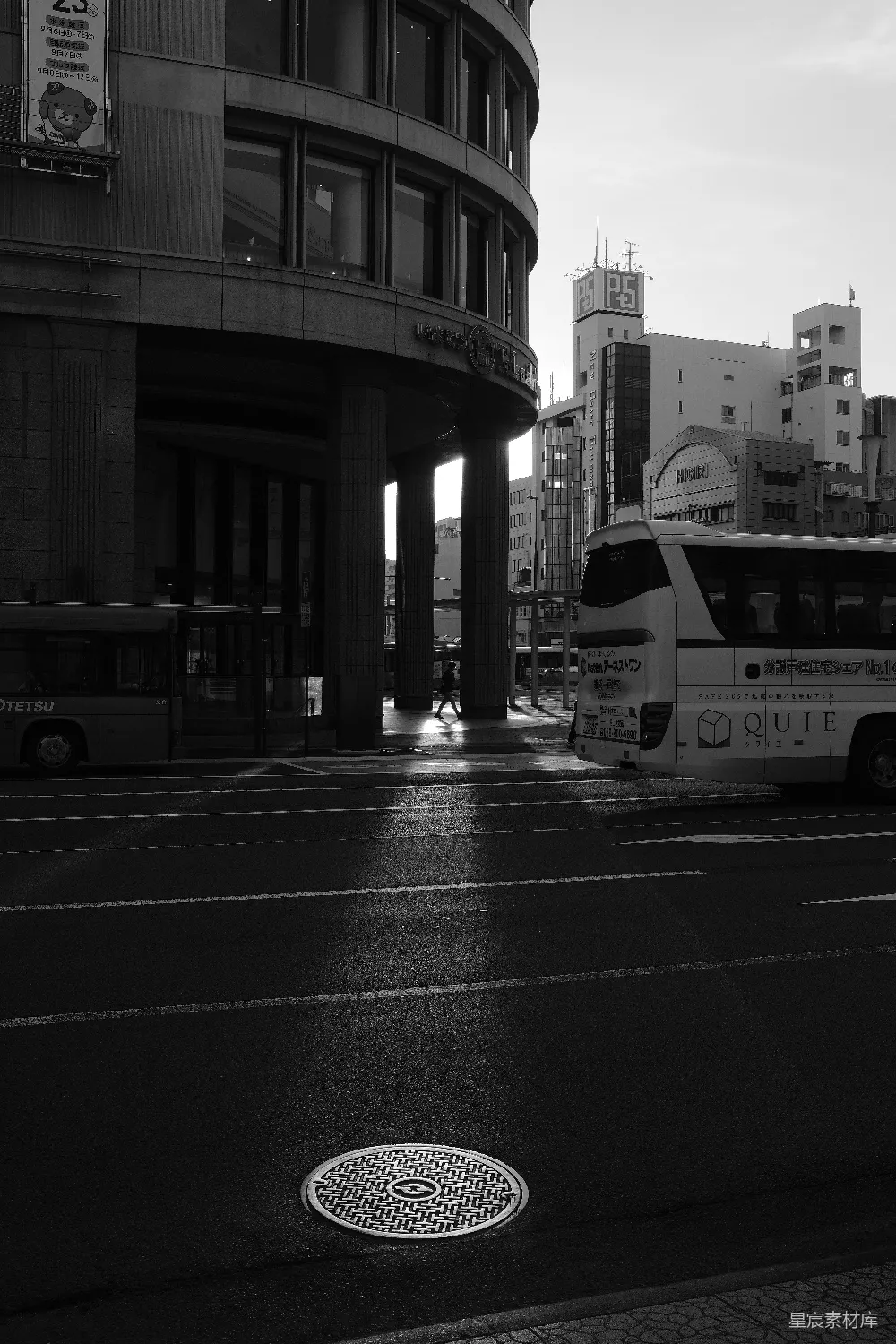高清摄影  城市街景，有公交车和高楼大厦。