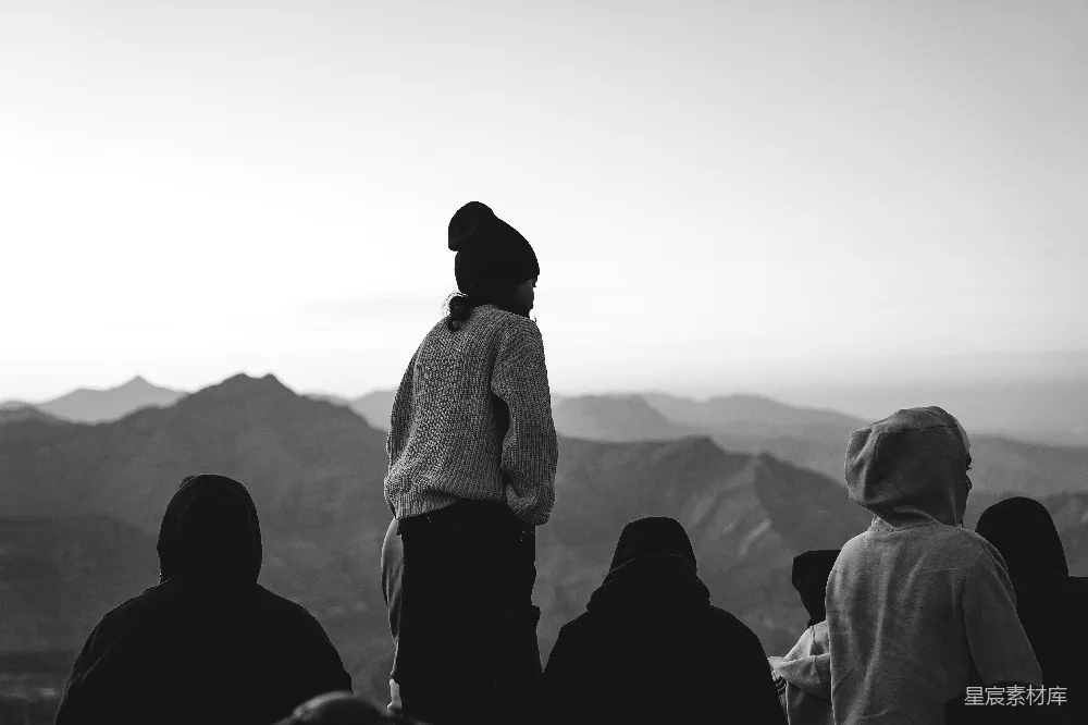 高清摄影 自然 旅行 人物 壁纸 电影 一群人在山顶上站立。