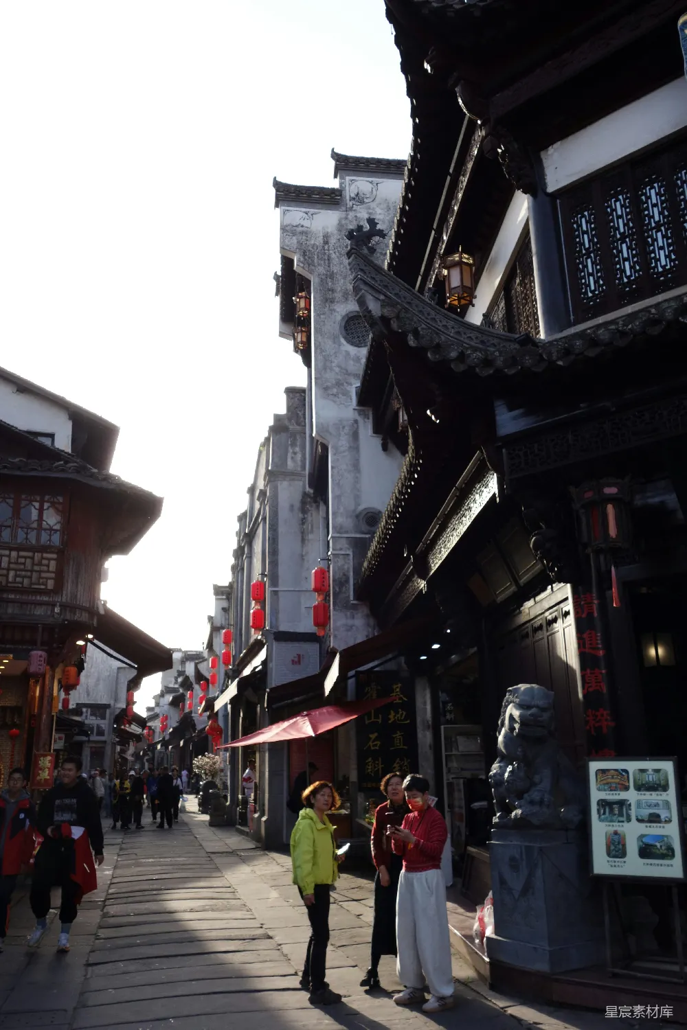 高清摄影  传统的建筑沿一条狭窄的街道排列在中国。