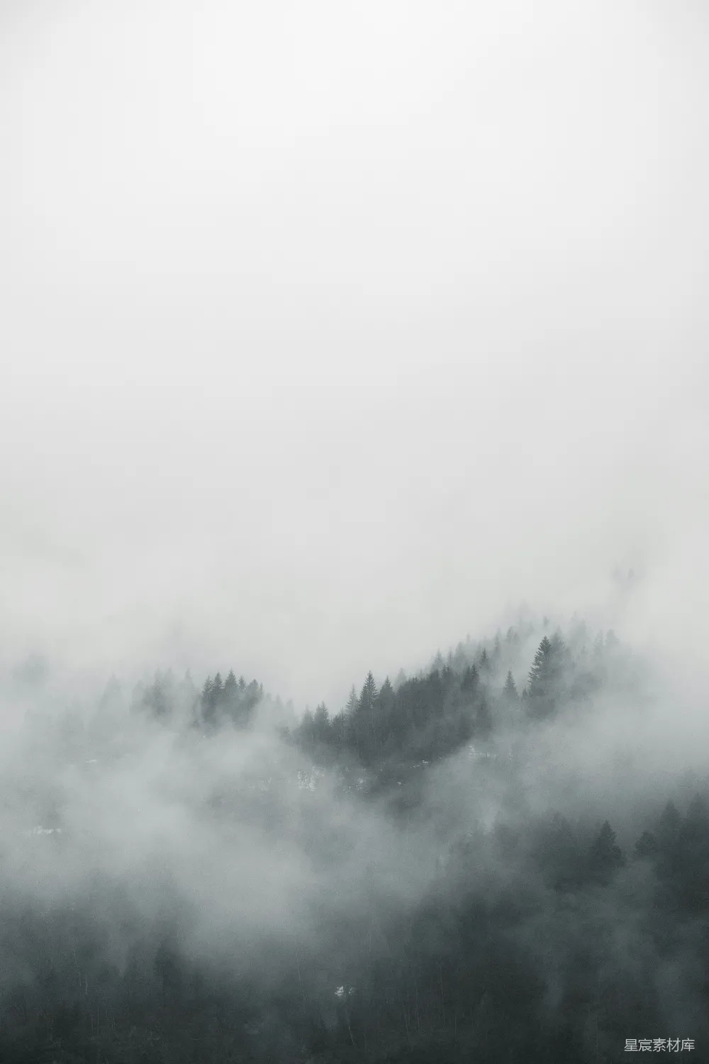 高清摄影  雾蒙蒙的山景笼罩着神秘的气息。