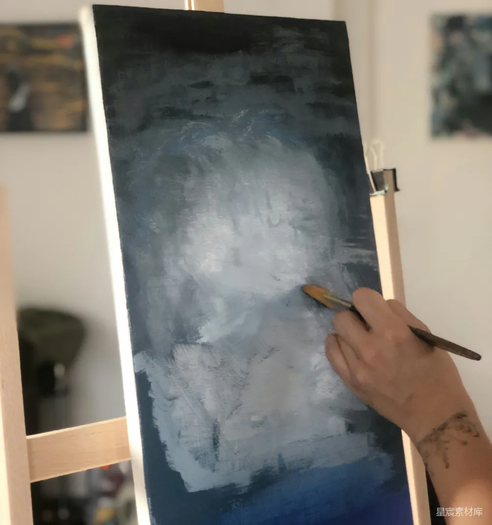 高清摄影  一个人正在画架上画画。
