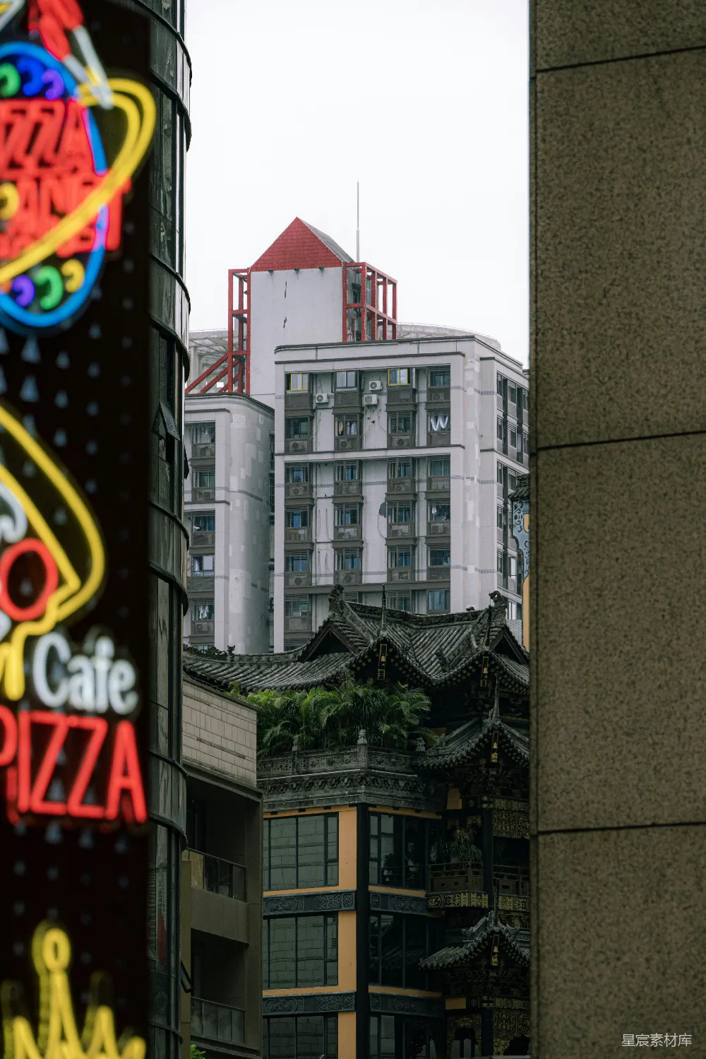 高清摄影  一栋带有霓虹灯标志的建筑