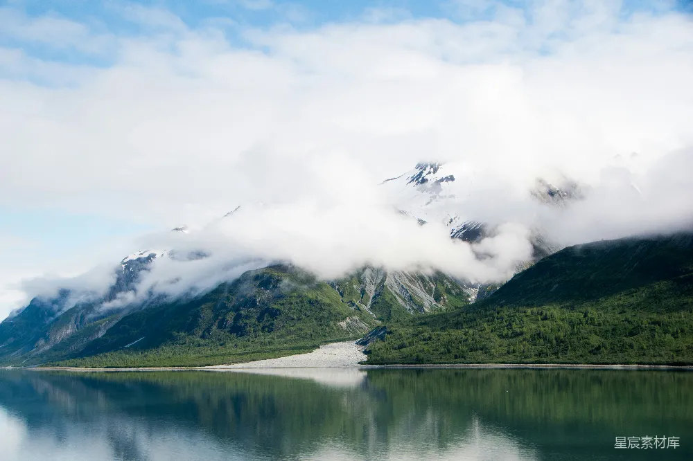 高清摄影 旅行 一片被群山环绕的水域
