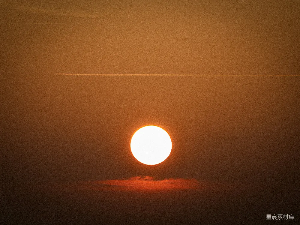 高清摄影  夕阳正照耀在一片水域之上