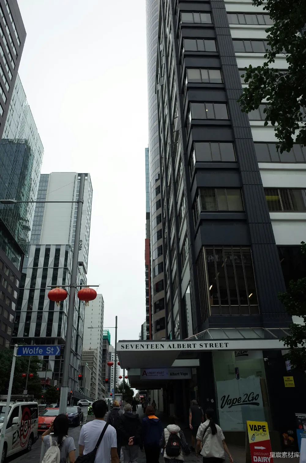 高清摄影  城市街道上的建筑物和人，在多云的天空下。