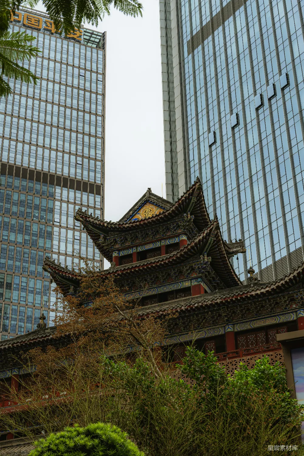 高清摄影  一座高楼坐落在其他高楼旁边。