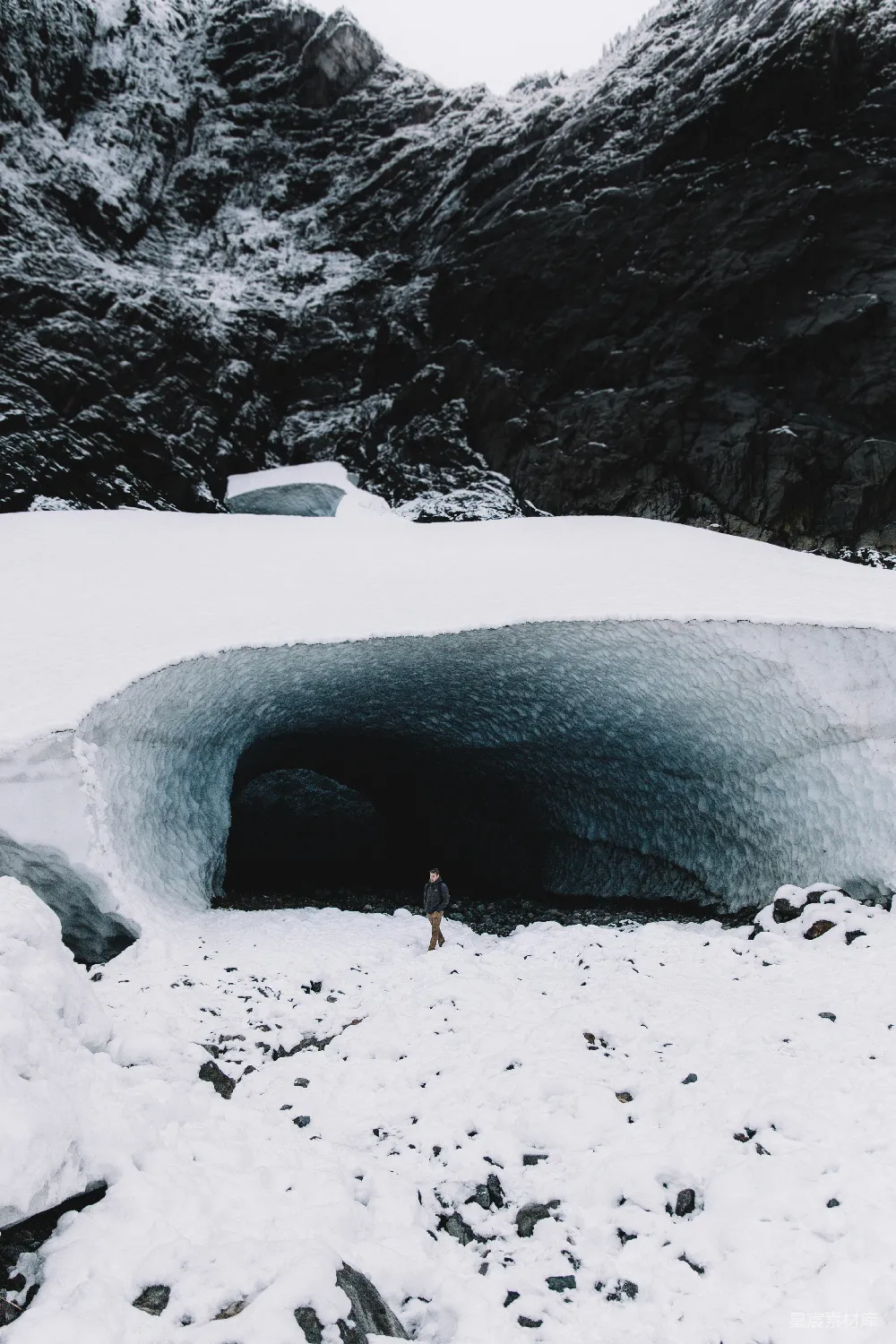 高清摄影  站在白雪覆盖的田野上的人