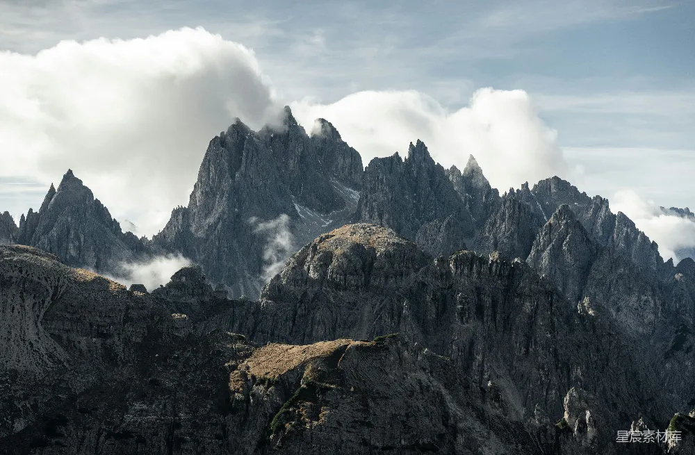 高清摄影  一群山峰在云层中