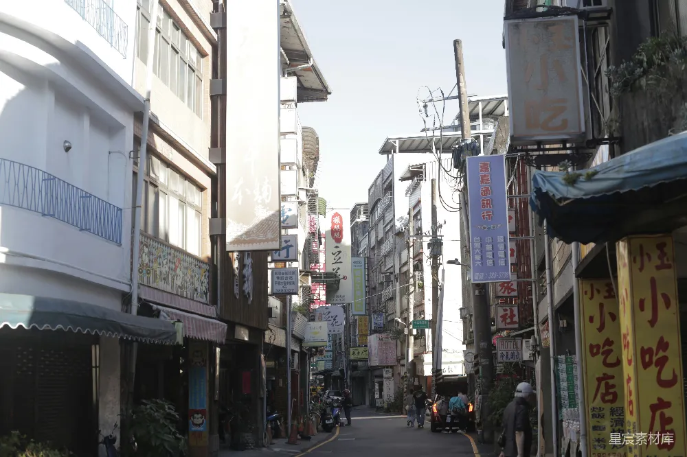 高清摄影  一条狭窄的城市街道，两旁是高楼大厦。